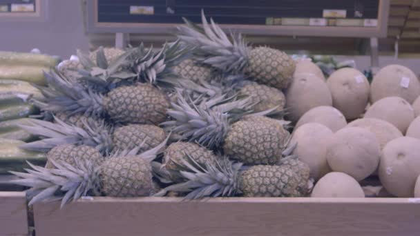 Ananas Och Meloner Hyllan 1970 Färg Graderade — Stockvideo