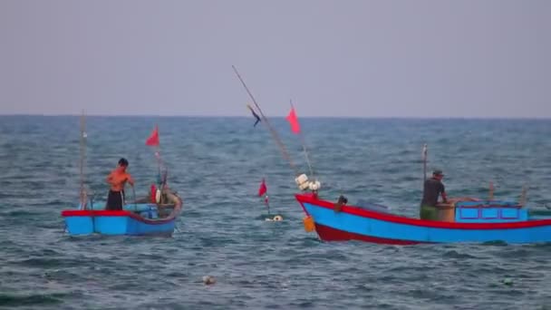 南シナ海 Nha Trang 中央ベトナム アジア 2018年8月26日 南シナ海を航行するベトナム漁船 漁網を鋳造する木製ボートでの深い海釣り — ストック動画