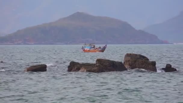 Nha Trang Central Vietnam Asia August 2018 越南渔船在南中国海航行 用木船撒网进行深海捕捞 — 图库视频影像