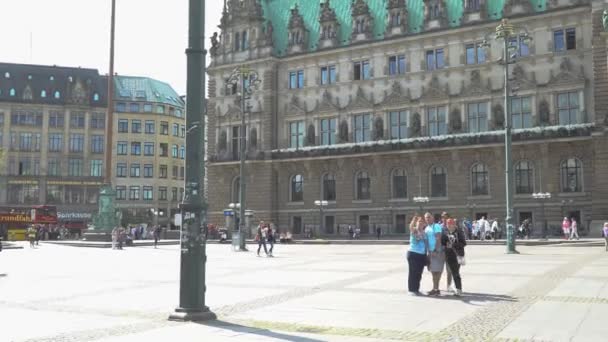 Turistas Frente Ayuntamiento Hamburgo Alemania Día Soleado — Vídeos de Stock