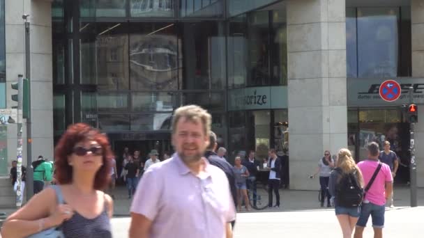 People Crossing Street Coming Out Shopping Mall Downtown Hamburg Germany — Stock Video