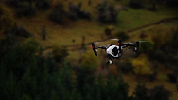 Dji Inspire Svever Plass Før Den Forlater Rammen – stockvideo