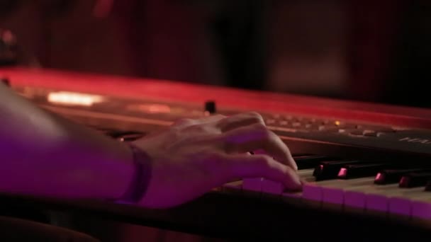 Αρσενικά Χέρια Που Παίζουν Πιάνο Κατά Διάρκεια Συναυλίας — Αρχείο Βίντεο