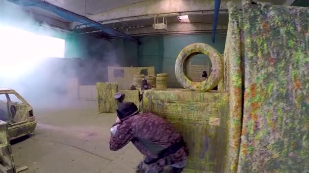 Flickor Och Pojkar Spelar Paintball Inomhus Paintball — Stockvideo