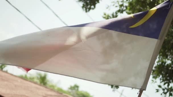 Eine Wehende Melaka Flagge Mit Baum Und Blauem Himmel — Stockvideo