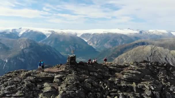 Seis Homens Pico Montanha Com Uma Geleira Cordilheira Fundo Clipe — Vídeo de Stock