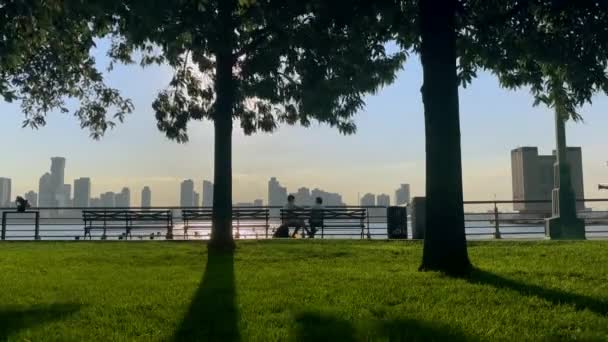 Nachmittagslauf Spaziergang Westpark Der Innenstadt Von New York City Fluss — Stockvideo