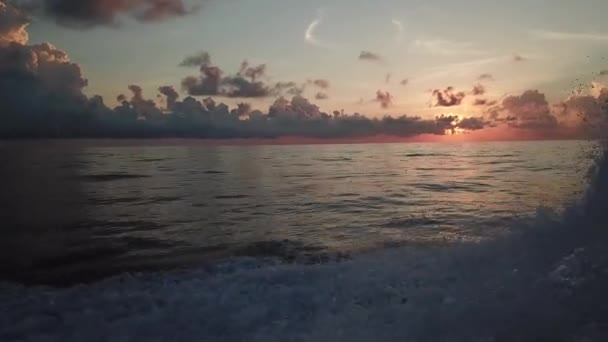 朝の太陽の船で — ストック動画