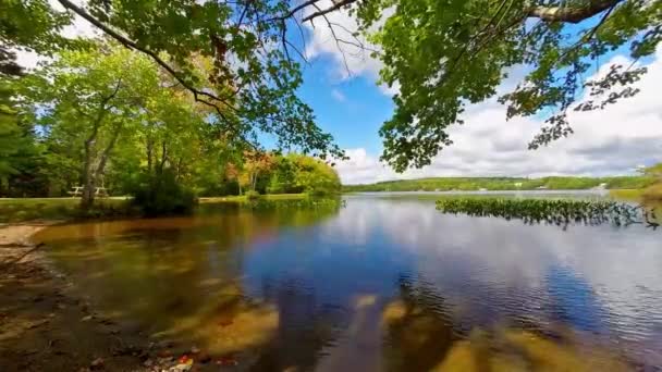 Lago Tranquilo Sereno Con Hermosas Nubes Que Pasan — Vídeo de stock