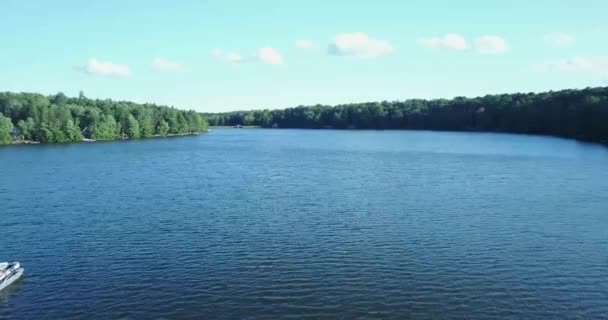 Aerial Drone Sobre Lago Verano — Vídeo de stock