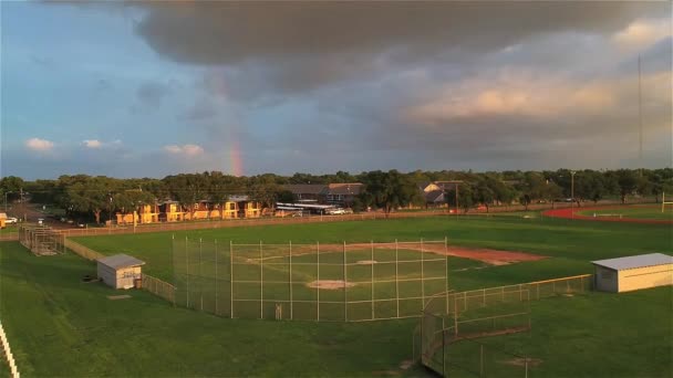 Baseballfeld Der High School Mit Regenbogen Der Nähe — Stockvideo