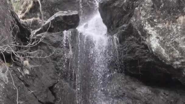 Vatten Faller Ner Från Ett Medelstort Vattenfall Med Mörkbruna Stenar — Stockvideo