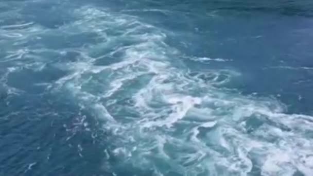 Schönes Blaues Wasser Das Mit Wellen Runterfließt — Stockvideo