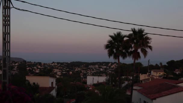 Timelaps Día Noche Registrados Desde Una Montaña Hacia Pequeño Pueblo — Vídeo de stock