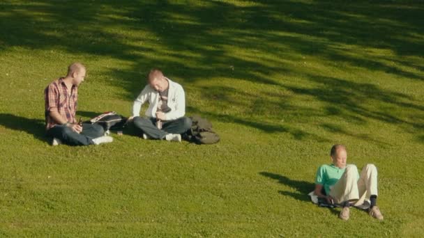 Мужчины Расслабляются Наслаждаются Солнцем Напитками Солнечном Берегу Травянистого Холма Мужчина — стоковое видео