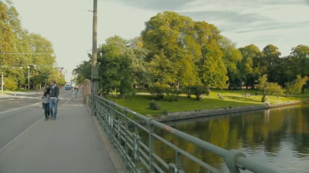 Jeune Couple Marche Sur Trottoir Passant Par Petit Lac Tandis — Video