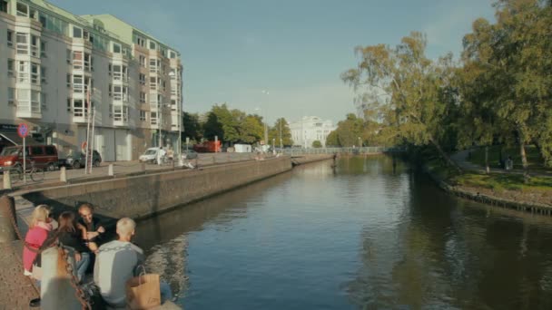 Lidé Sedí Procházka Podél Kanálu Göteborgu Švédsko Jasného Letního Dne — Stock video