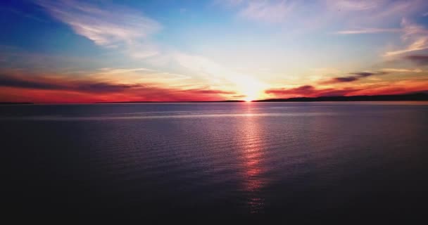 Révéler Travers Les Arbres Lac Coucher Soleil Lac Verre Reflète — Video