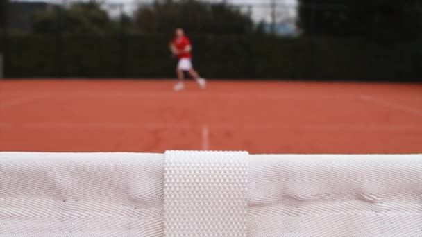 Tiro Abstracto Hombre Jugando Tenis Concéntrate Red Jugador Fuera Foco — Vídeo de stock
