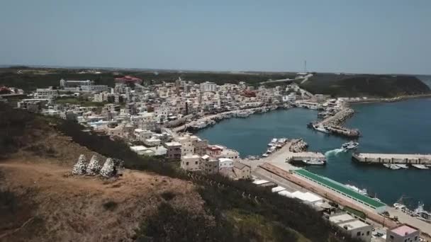 Drone Shot Port Mer Avec Des Bâtiments Ville Dans Île — Video