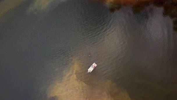 鸟瞰一艘船和一个向它游来的人 — 图库视频影像