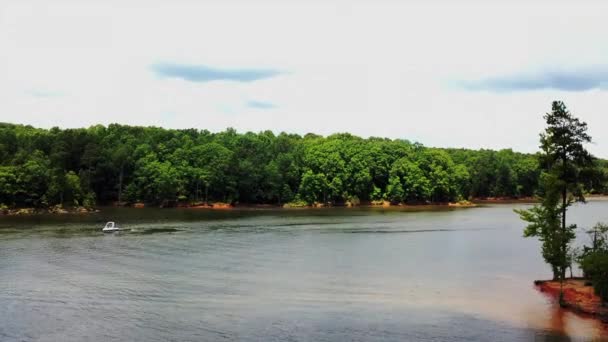 Uma Vista Barco Lago Cercado Por Árvores — Vídeo de Stock