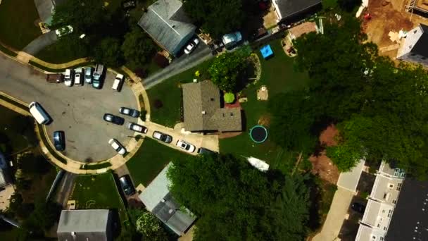 Vue Résidentielle Haut Avec Des Voitures Garées Beaucoup Verdure — Video