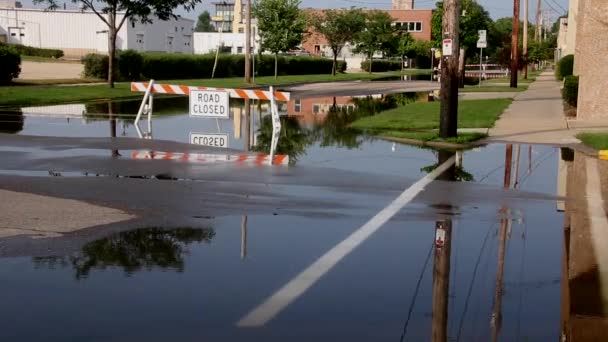 Ein Auto Fährt Vor Einer Geschlossenen Überfluteten Straße Madison — Stockvideo