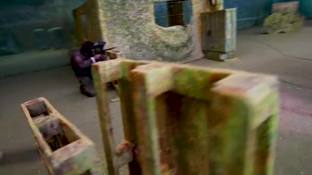 Flickor Och Pojkar Spelar Inomhus Paintball — Stockvideo