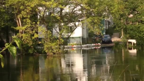 在威斯康星州麦迪逊市 沙袋守卫着一座房屋 以防亚哈拉河泛滥 — 图库视频影像