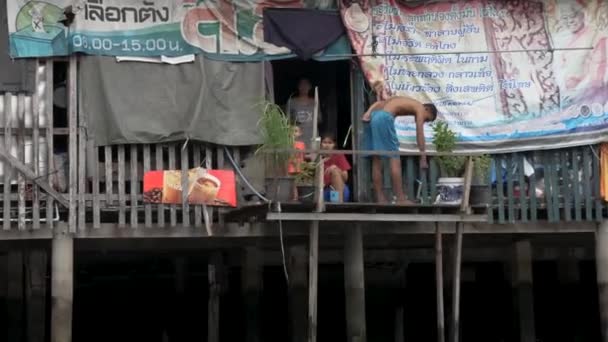 Adam Terasta Bitkilerle Ilgileniyor Tekneden Görünüyor — Stok video