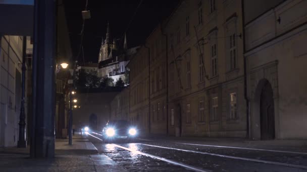 Lit Vozík Zahnuli Roh Uprostřed Pražské Noci — Stock video