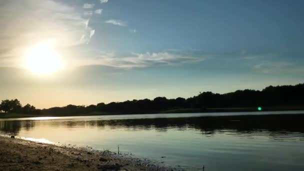 Timelapse Stawu Pobliżu Zachodu Słońca Lasami Tle — Wideo stockowe