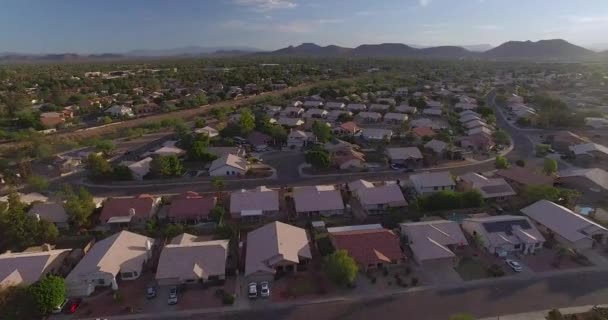 Drone Aereo Che Scende Una Zona Residenziale Con Movimento Elicoidale — Video Stock