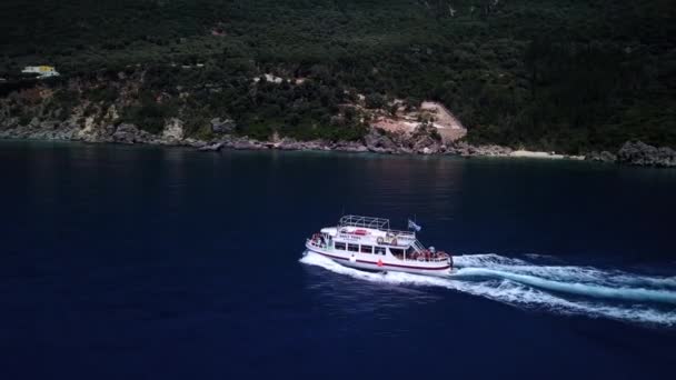 Barco Turístico Pasando Por Hermosa Costa Lefkada Tiro Con Dron — Vídeo de stock