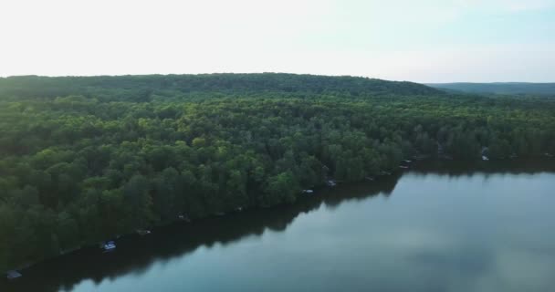 Aerial 上からの湖のドローンビュー — ストック動画