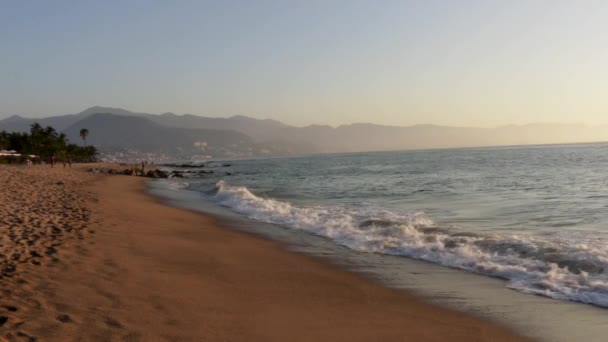 Vågor Från Stilla Havet Som Kraschar Stranden Solnedgång Puerto Vallarta — Stockvideo