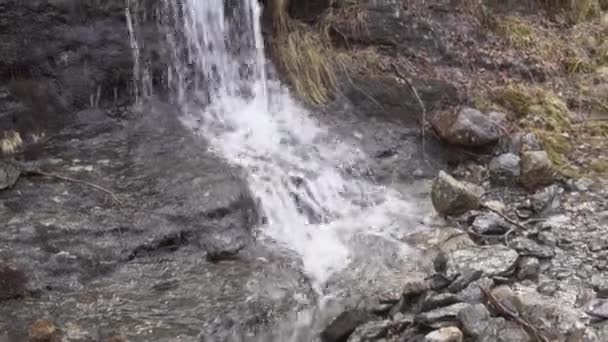 暗い茶色の岩と中間の滝から落ちる水 — ストック動画