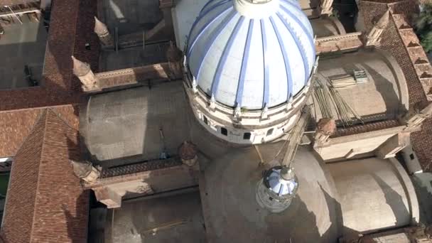 厄瓜多尔的昆卡 2017年10月27日 无人机飞过新大教堂的著名圆顶 建筑乘员组可以被看见开始教会的整修 — 图库视频影像