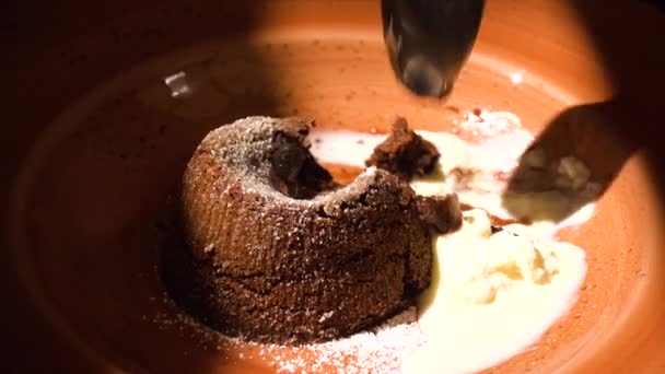 Lepel Reikend Het Dessert Chocolade Soufflé Bruine Plaat Met Slagroom — Stockvideo