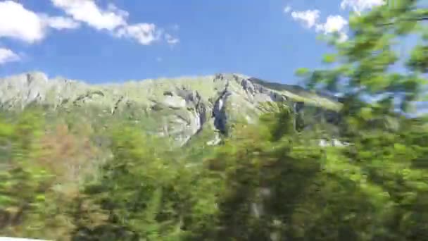 Bovec スロベニアの近くのソカ川渓谷の山々の車の窓から見る ジュリアンアルプスを通る旅行やロードトリップ — ストック動画