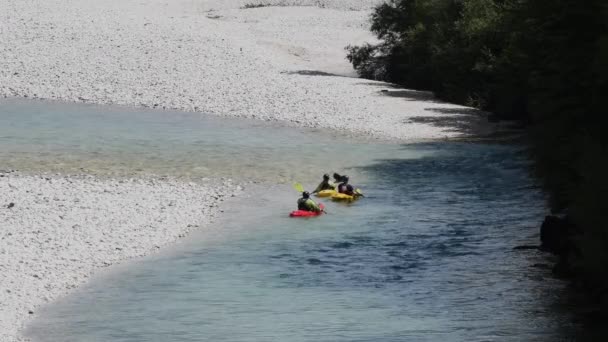 Three Kayakers Emerald Turquoise Mountain River Soca Bovec Slovenia Popular — Stock Video