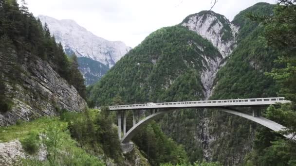 Ponte Arqueada Sobre Desfiladeiro Rio Montanha Alpes Europeus Com Montanha — Vídeo de Stock