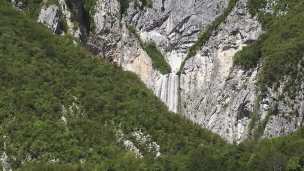 スロヴェニアのジュリアン アルプスのボカ滝は 106メートル356フィートの高さで ポソチェの観光地で最も高い滝や人気のハイキングスポットの一つです — ストック動画
