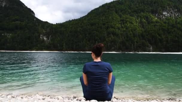 Mladá Žena Sedící Horách Břehu Ledovcového Jezera Relaxující Obdivující Výhled — Stock video