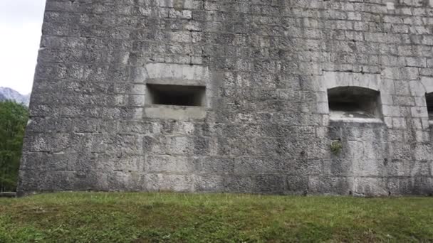 スロベニアのボヴェックにあるクルーズ砦は 19世紀に建設された軍事用の要塞で アルプスの峠をイタリア軍とフランス軍から守るためにオーストリア軍によって建設されました — ストック動画