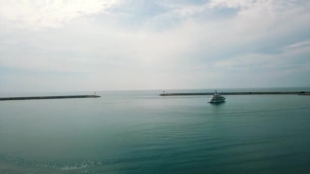 Een Enkele Yacht Landde Aan Kant Van Het Strand Met — Stockvideo