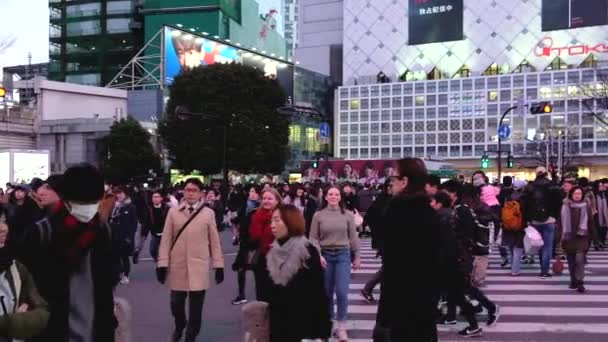 Persone Che Camminano Ragazza Che Salta Shibuya Attraversando Panning Destra — Video Stock