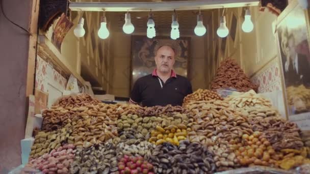 Marokańczyk Sprzedający Owoce Warzywa Nabywcom Klientom — Wideo stockowe