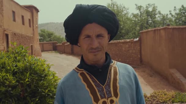 モロッコ人の幸せな笑顔 頭のショット 夏のシーズンに頭の周りに印刷されたスカーフで美しい肖像画 — ストック動画